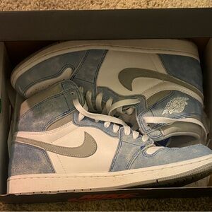 Retro High OG Hyper Royal Jordan 1s!